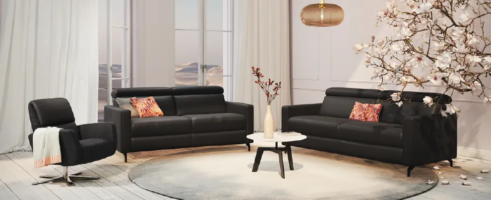 Grauer Sessel und orangene Couch in modernem Wohnzimmer